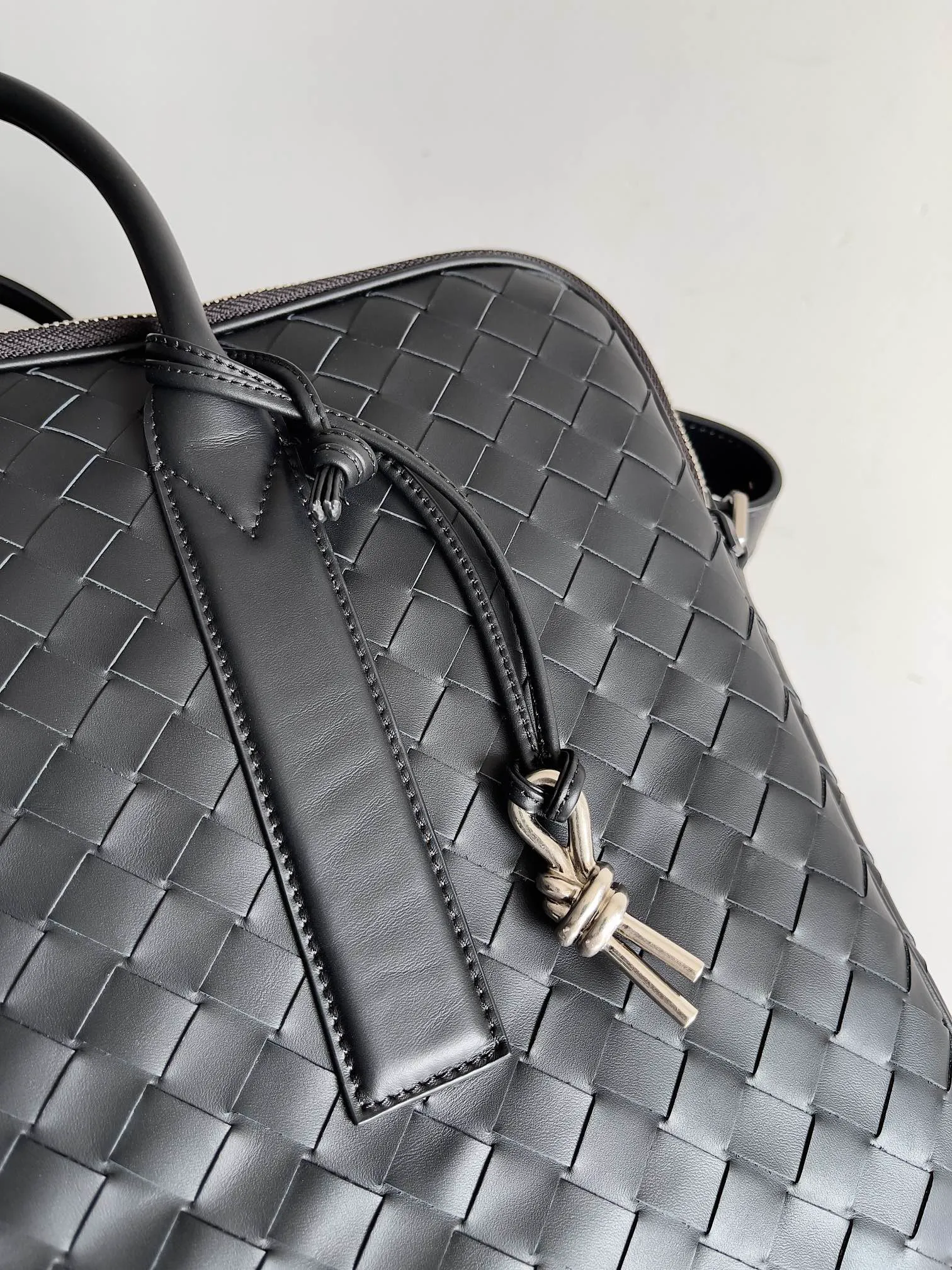 Batch 3060 Have you ever seen a briefcase that can be carried on your back? [Wit][Wit] BOTTEGA VENETA men's GETAWAY large briefcase. The practicality of being able to be carried on the back is indeed one of its major selling points. The design of the shoulder straps will not feel cumbersome even if worn for a long time. Whether it is a business meeting or daily diligence, you can do it with ease. Style number: 766361 Size: 39*28.5*8cm